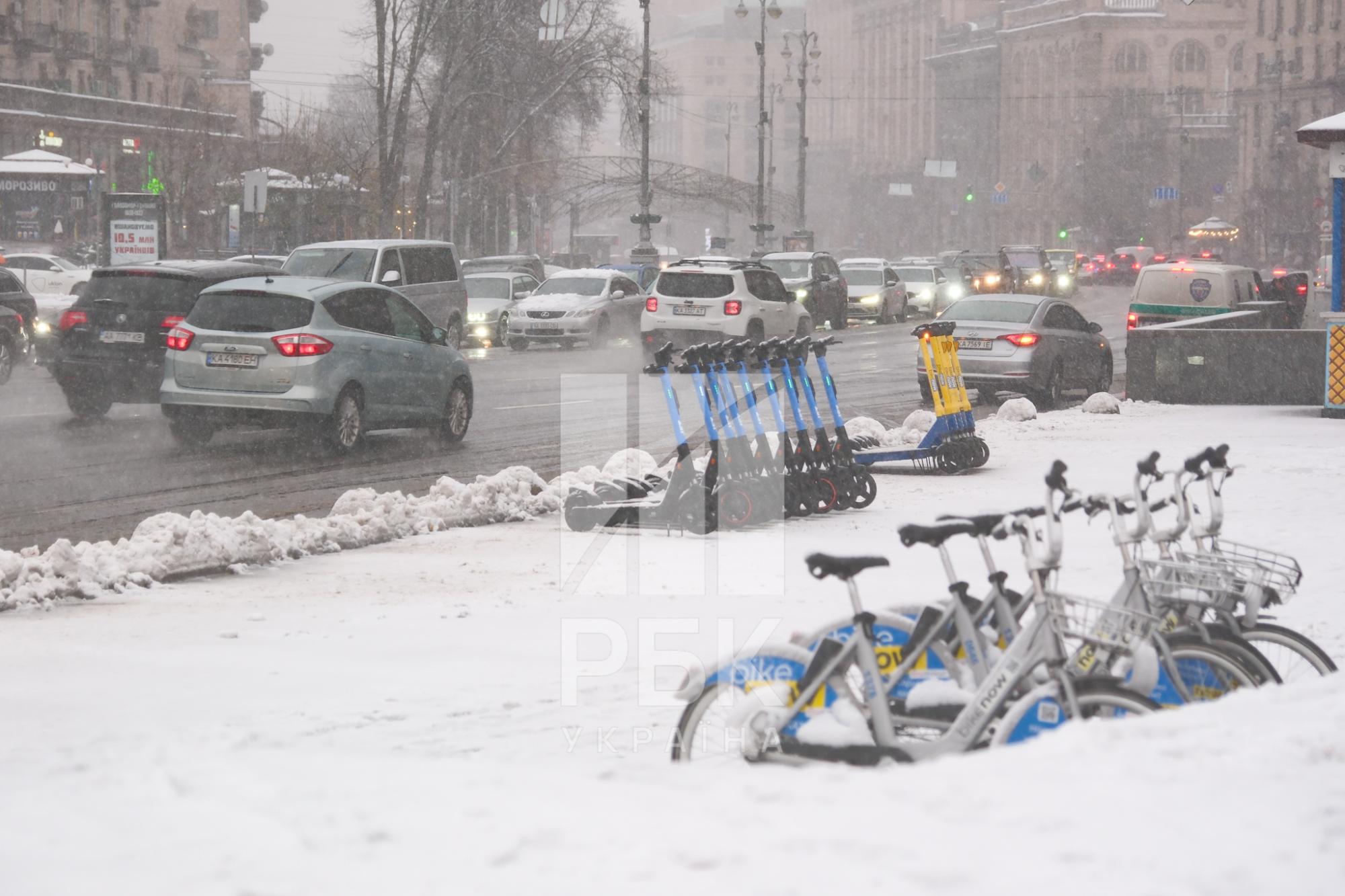 Киев "накрыл" снегопад. Что происходит на дорогах и улицах города (фото)